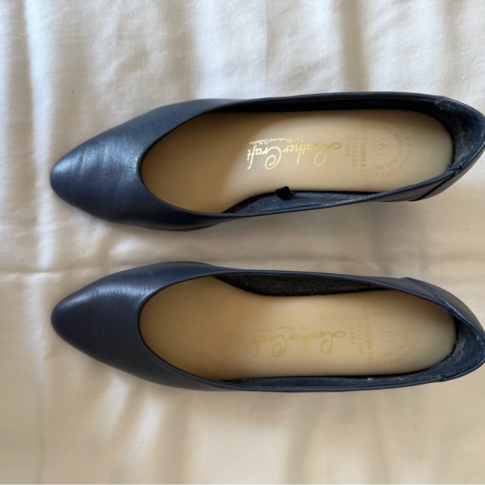 Navy dressy pumps